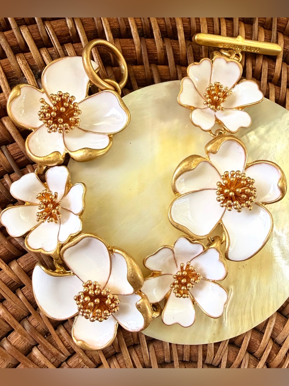 OSCAR DE LA RENTA White/Gold Enamel Flower Gardenia Bracelet Toggle / Signed - Picture 4 of 13